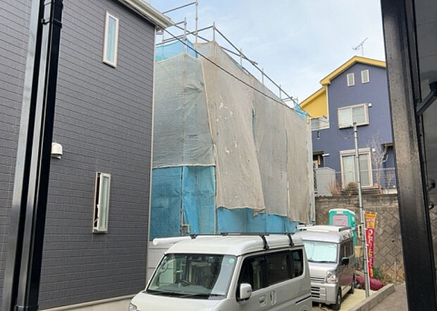 現地をご見学に行く際は、道路の幅や周辺の交通量、施設などをご確認頂くことをおすすめします！ある程度イメージをつけたいという場合は、同売主の施工事例や完成パースもお見せします。