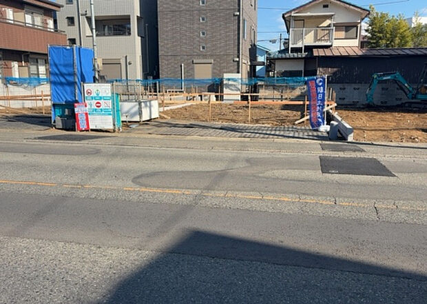 住宅用の土地では前面道路に2m以上接していなければならないと法律で定められています。しかし、お持ちの車のサイズやライフスタイルなどにより、2mでは利便が悪い場合もございますので、事前に確認しましょう。