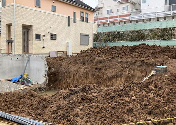 木造住宅とは土台、壁、柱など建築物の強度を支える構造体の材に木が使用されている構造を指します。構造体は建物の自重を支えるだけではなく風圧や水圧、積裁荷重などあらゆる衝撃に耐えるための基礎です。