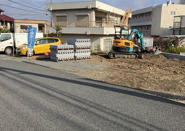 車一台あたりに必要なスペースは、標準サイズの普通自動車で横幅2m50cm、長さ5mは必要になります。ただし、乗降のことも考慮して横幅3m30cm、長さ5m50cmほどは確保できるところを選びましょう。