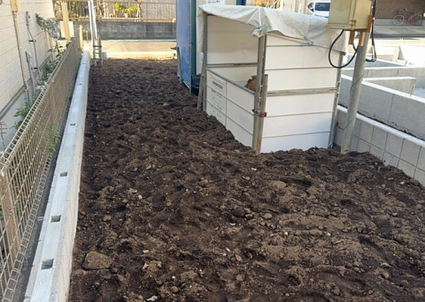 車一台あたりに必要なスペースは、標準サイズの普通自動車で横幅2m50cm、長さ5mは必要になります。ただし、乗降のことも考慮して横幅3m30cm、長さ5m50cmほどは確保できるところを選びましょう。