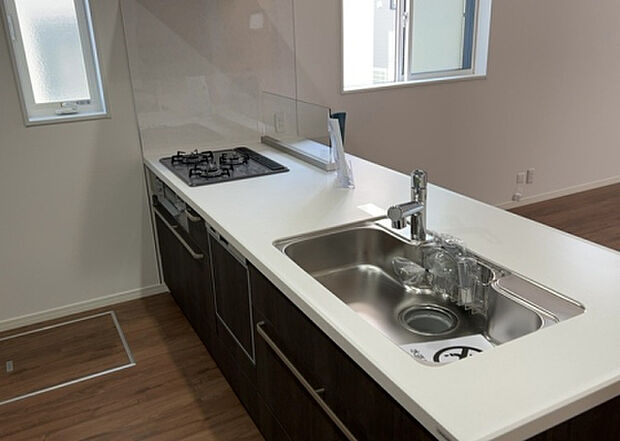 標準的なシステムキッチンの横幅は、165cm～300cm程度です。2100・2400・2550・2700などミリ単位で表記されます。普段どのように料理をするのかを想定しながら合ったサイズを選びましょう