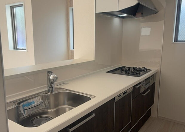 標準的なシステムキッチンの横幅は、165cm～300cm程度です。2100・2400・2550・2700などミリ単位で表記されます。普段どのように料理をするのかを想定しながら合ったサイズを選びましょう