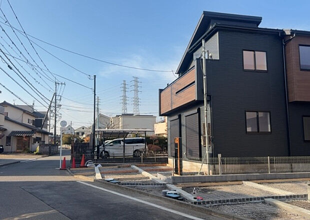 住宅用の土地では前面道路に2m以上接していなければならないと法律で定められています。しかし、お持ちの車のサイズやライフスタイルなどにより、2mでは利便が悪い場合もございますので、事前に確認しましょう。