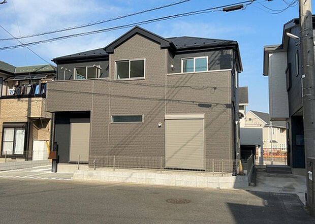 ついに完成致しました！現地をご見学に行く際は、道路の幅や周辺の交通量、施設などをご確認頂くことをおすすめします！物件の流れが早いため、内見をしたい方はお早めに当社営業までお問い合わせ頂きご予約下さい！