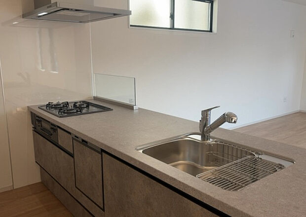 標準的なシステムキッチンの横幅は、165cm～300cm程度です。2100・2400・2550・2700などミリ単位で表記されます。普段どのように料理をするのかを想定しながら合ったサイズを選びましょう