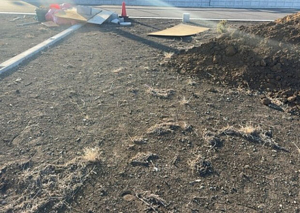 車一台あたりに必要なスペースは、標準サイズの普通自動車で横幅2m50cm、長さ5mは必要になります。ただし、乗降のことも考慮して横幅3m30cm、長さ5m50cmほどは確保できるところを選びましょう。