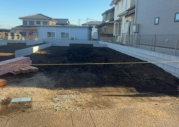 現地をご見学に行く際は、道路の幅や周辺の交通量、施設などをご確認頂くことをおすすめします！ある程度イメージをつけたいという場合は、同売主の施工事例や完成パースもお見せします。