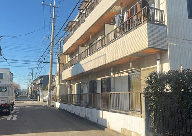 桜や紅葉の名所に出かける人は多いと思いますが、家にいながら季節の移ろいを感じる生活を送りませんか？リビングや窓から見える景色が生活を彩るワンポイントに！現地から見える景色を堪能してみては如何でしょう。