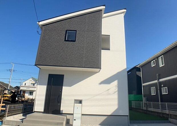 ついに完成致しました！現地をご見学に行く際は、道路の幅や周辺の交通量、施設などをご確認頂くことをおすすめします！物件の流れが早いため、内見をしたい方はお早めに当社営業までお問い合わせ頂きご予約下さい！