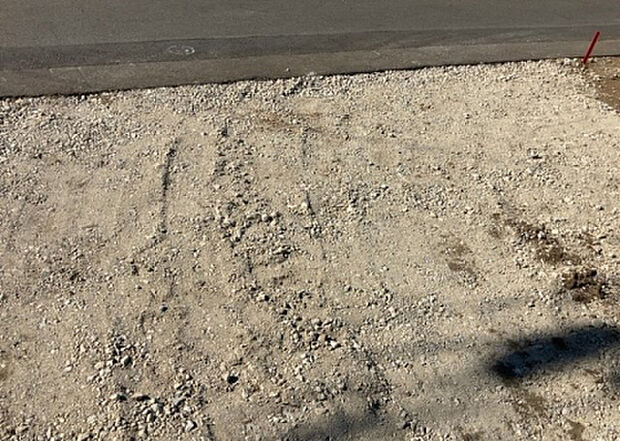 車一台あたりに必要なスペースは、標準サイズの普通自動車で横幅2m50cm、長さ5mは必要になります。ただし、乗降のことも考慮して横幅3m30cm、長さ5m50cmほどは確保できるところを選びましょう。