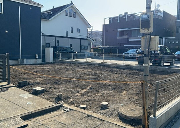 住宅用の土地では前面道路に2m以上接していなければならないと法律で定められています。しかし、お持ちの車のサイズやライフスタイルなどにより、2mでは利便が悪い場合もございますので、事前に確認しましょう。