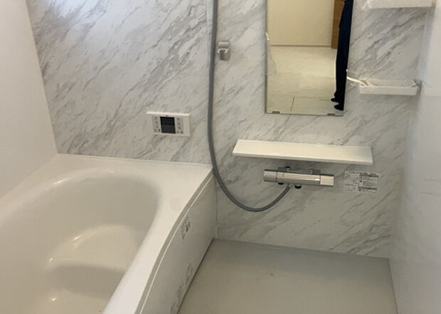 入浴時の快適さも大事なことですが、綺麗な状態を維持できなければ気持ちよく入浴できません。毎日の掃除が楽という点は大事なポイントになります！カビが生えにくく掃除がしやすい、壁や浴槽を選ぶといいでしょう。