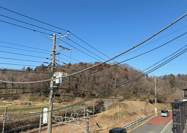 桜や紅葉の名所に出かける人は多いと思いますが、家にいながら季節の移ろいを感じる生活を送りませんか？リビングや窓から見える景色が生活を彩るワンポイントに！現地から見える景色を堪能してみては如何でしょう。