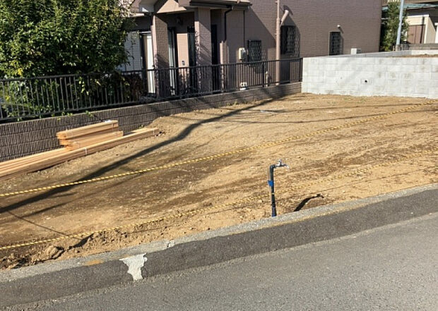 車一台あたりに必要なスペースは、標準サイズの普通自動車で横幅2m50cm、長さ5mは必要になります。ただし、乗降のことも考慮して横幅3m30cm、長さ5m50cmほどは確保できるところを選びましょう。