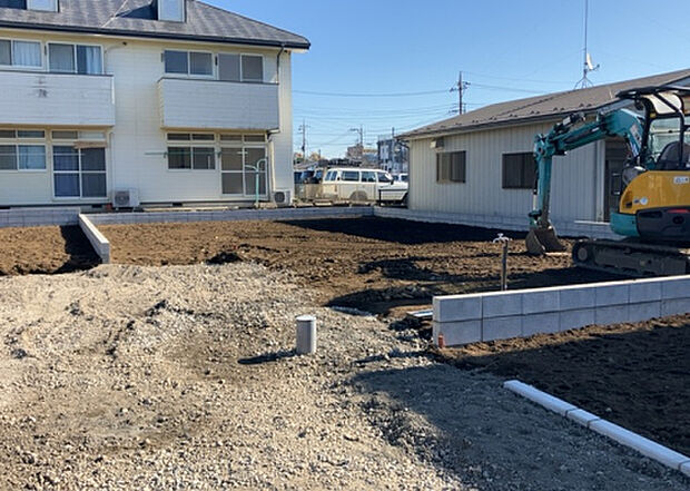 住宅用の土地では前面道路に2m以上接していなければならないと法律で定められています。しかし、お持ちの車のサイズやライフスタイルなどにより、2mでは利便が悪い場合もございますので、事前に確認しましょう。