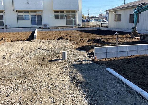 車一台あたりに必要なスペースは、標準サイズの普通自動車で横幅2m50cm、長さ5mは必要になります。ただし、乗降のことも考慮して横幅3m30cm、長さ5m50cmほどは確保できるところを選びましょう。