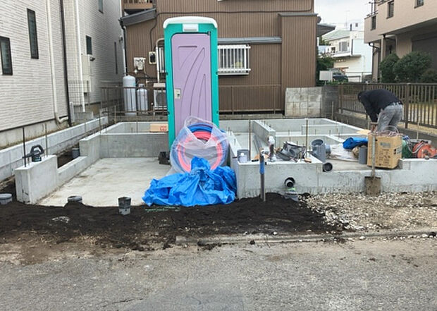 木造住宅とは土台、壁、柱など建築物の強度を支える構造体の材に木が使用されている構造を指します。構造体は建物の自重を支えるだけではなく風圧や水圧、積裁荷重などあらゆる衝撃に耐えるための基礎です。