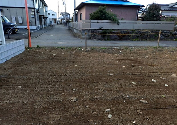 車一台あたりに必要なスペースは、標準サイズの普通自動車で横幅2m50cm、長さ5mは必要になります。ただし、乗降のことも考慮して横幅3m30cm、長さ5m50cmほどは確保できるところを選びましょう。