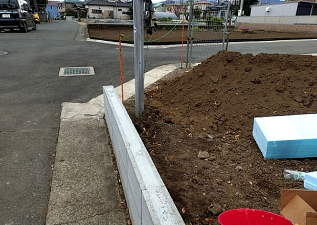 家族でのBBQを行うのであれば3坪程度の広さがあればよいでしょう。ガーデニングや家庭菜園を楽しむ際は、手入れが行き届く範囲にすると安心です。また、庭のある方角や接道が気になる方は事前に確認しましょう。