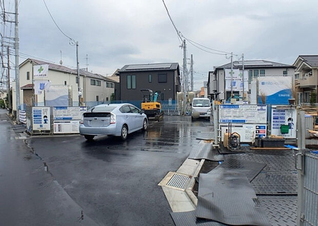 住宅用の土地では前面道路に2m以上接していなければならないと法律で定められています。しかし、お持ちの車のサイズやライフスタイルなどにより、2mでは利便が悪い場合もございますので、事前に確認しましょう。