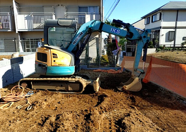 車一台あたりに必要なスペースは、標準サイズの普通自動車で横幅2m50cm、長さ5mは必要になります。ただし、乗降のことも考慮して横幅3m30cm、長さ5m50cmほどは確保できるところを選びましょう。