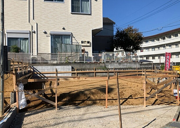 木造住宅とは土台、壁、柱など建築物の強度を支える構造体の材に木が使用されている構造を指します。構造体は建物の自重を支えるだけではなく風圧や水圧、積裁荷重などあらゆる衝撃に耐えるための基礎です。
