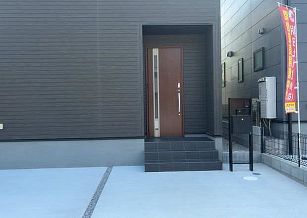 木造住宅とは土台、壁、柱など建築物の強度を支える構造体の材に木が使用されている構造を指します。構造体は建物の自重を支えるだけではなく風圧や水圧、積裁荷重などあらゆる衝撃に耐えるための基礎です。