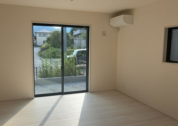 リビングの間取りの種類は大きくわけてリビングとダイニングが別になっているタイプ、リビングダイニング一体型です。どちらも一長一短ですので、家を選ぶ時はその両面をチェックして決めるようにしましょう。