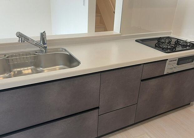 標準的なシステムキッチンの横幅は、165cm～300cm程度です。2100・2400・2550・2700などミリ単位で表記されます。普段どのように料理をするのかを想定しながら合ったサイズを選びましょう