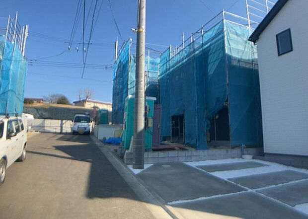 住宅用の土地では前面道路に2m以上接していなければならないと法律で定められています。しかし、お持ちの車のサイズやライフスタイルなどにより、2mでは利便が悪い場合もございますので、事前に確認しましょう。