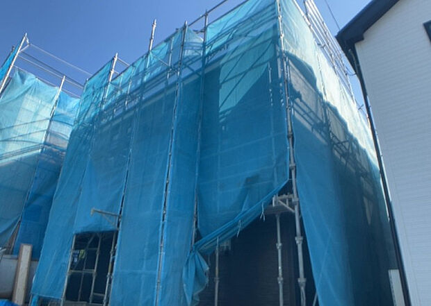 木造住宅とは土台、壁、柱など建築物の強度を支える構造体の材に木が使用されている構造を指します。構造体は建物の自重を支えるだけではなく風圧や水圧、積裁荷重などあらゆる衝撃に耐えるための基礎です。