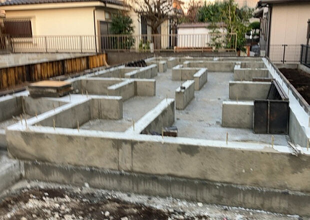 現地をご見学に行く際は、道路の幅や周辺の交通量、施設などをご確認頂くことをおすすめします！ある程度イメージをつけたいという場合は、同売主の施工事例や完成パースもお見せします。