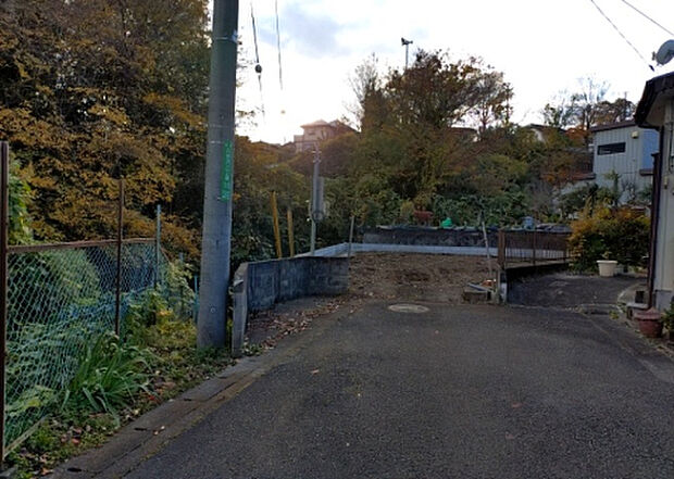 住宅用の土地では前面道路に2m以上接していなければならないと法律で定められています。しかし、お持ちの車のサイズやライフスタイルなどにより、2mでは利便が悪い場合もございますので、事前に確認しましょう。