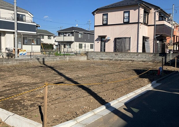 車一台あたりに必要なスペースは、標準サイズの普通自動車で横幅2m50cm、長さ5mは必要になります。ただし、乗降のことも考慮して横幅3m30cm、長さ5m50cmほどは確保できるところを選びましょう。