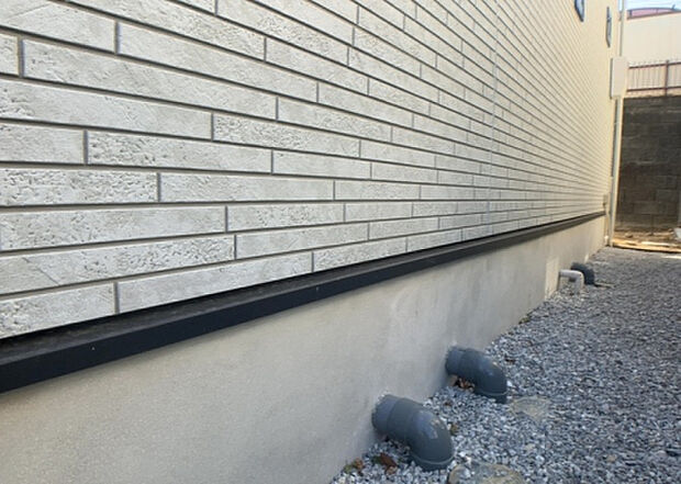 木造住宅とは土台、壁、柱など建築物の強度を支える構造体の材に木が使用されている構造を指します。構造体は建物の自重を支えるだけではなく風圧や水圧、積裁荷重などあらゆる衝撃に耐えるための基礎です。