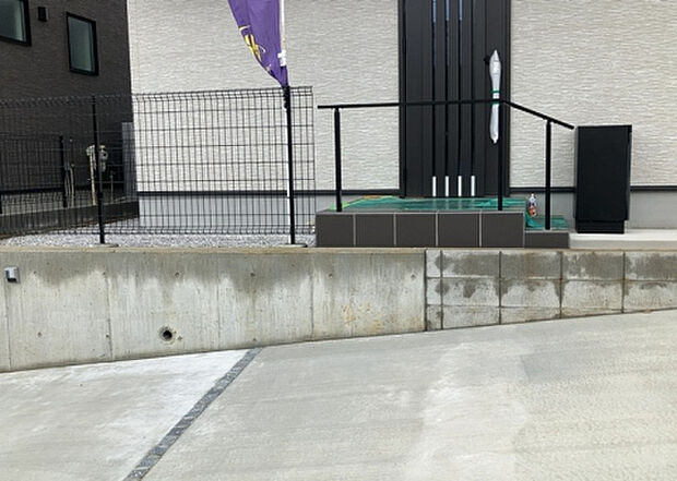 木造住宅とは土台、壁、柱など建築物の強度を支える構造体の材に木が使用されている構造を指します。構造体は建物の自重を支えるだけではなく風圧や水圧、積裁荷重などあらゆる衝撃に耐えるための基礎です。