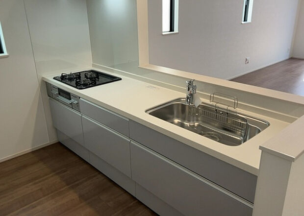 標準的なシステムキッチンの横幅は、165cm～300cm程度です。2100・2400・2550・2700などミリ単位で表記されます。普段どのように料理をするのかを想定しながら合ったサイズを選びましょう