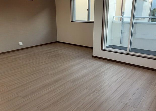 リビングの間取りの種類は大きくわけてリビングとダイニングが別になっているタイプ、リビングダイニング一体型です。どちらも一長一短ですので、家を選ぶ時はその両面をチェックして決めるようにしましょう。