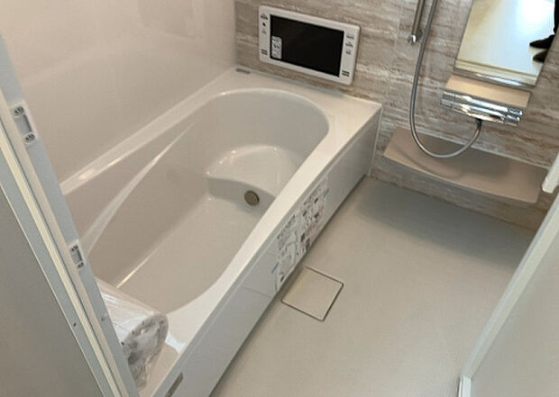 入浴時の快適さも大事なことですが、綺麗な状態を維持できなければ気持ちよく入浴できません。毎日の掃除が楽という点は大事なポイントになります！カビが生えにくく掃除がしやすい、壁や浴槽を選ぶといいでしょう。