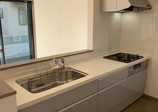 標準的なシステムキッチンの横幅は、165cm～300cm程度です。2100・2400・2550・2700などミリ単位で表記されます。普段どのように料理をするのかを想定しながら合ったサイズを選びましょう