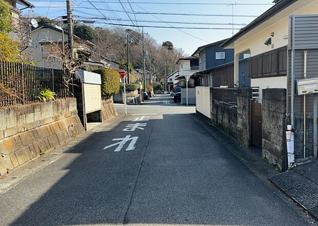 桜や紅葉の名所に出かける人は多いと思いますが、家にいながら季節の移ろいを感じる生活を送りませんか？リビングや窓から見える景色が生活を彩るワンポイントに！現地から見える景色を堪能してみては如何でしょう。
