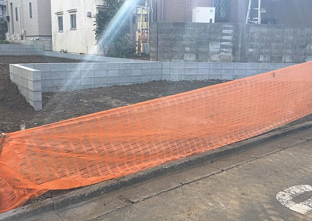 車一台あたりに必要なスペースは、標準サイズの普通自動車で横幅2m50cm、長さ5mは必要になります。ただし、乗降のことも考慮して横幅3m30cm、長さ5m50cmほどは確保できるところを選びましょう。