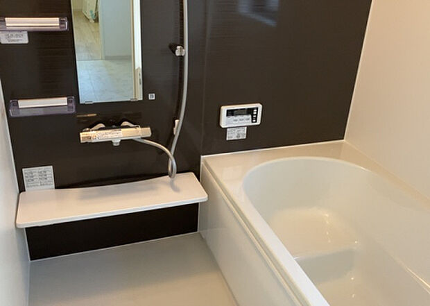 入浴時の快適さも大事なことですが、綺麗な状態を維持できなければ気持ちよく入浴できません。毎日の掃除が楽という点は大事なポイントになります！カビが生えにくく掃除がしやすい、壁や浴槽を選ぶといいでしょう。