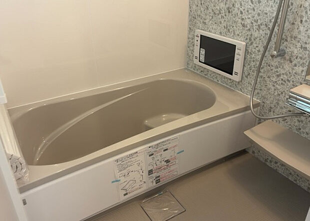 入浴時の快適さも大事なことですが、綺麗な状態を維持できなければ気持ちよく入浴できません。毎日の掃除が楽という点は大事なポイントになります！カビが生えにくく掃除がしやすい、壁や浴槽を選ぶといいでしょう。