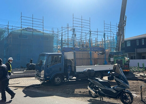 現地をご見学に行く際は、道路の幅や周辺の交通量、施設などをご確認頂くことをおすすめします！ある程度イメージをつけたいという場合は、同売主の施工事例や完成パースもお見せします。