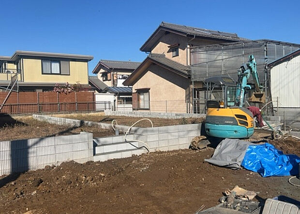 現地をご見学に行く際は、道路の幅や周辺の交通量、施設などをご確認頂くことをおすすめします！ある程度イメージをつけたいという場合は、同売主の施工事例や完成パースもお見せします。