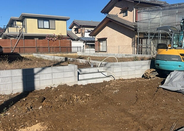 木造住宅とは土台、壁、柱など建築物の強度を支える構造体の材に木が使用されている構造を指します。構造体は建物の自重を支えるだけではなく風圧や水圧、積裁荷重などあらゆる衝撃に耐えるための基礎です。