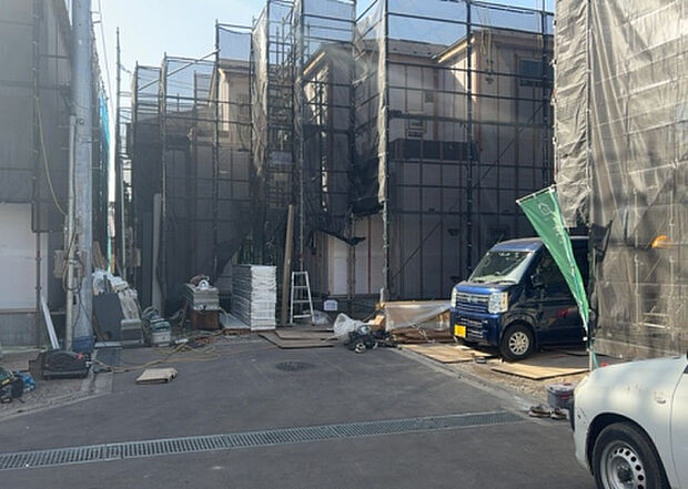 住宅用の土地では前面道路に2m以上接していなければならないと法律で定められています。しかし、お持ちの車のサイズやライフスタイルなどにより、2mでは利便が悪い場合もございますので、事前に確認しましょう。