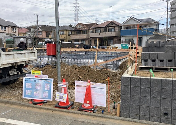 現地をご見学に行く際は、道路の幅や周辺の交通量、施設などをご確認頂くことをおすすめします！ある程度イメージをつけたいという場合は、同売主の施工事例や完成パースもお見せします。